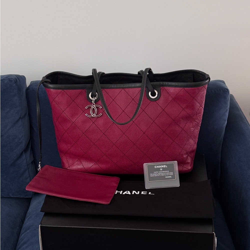 CHANEL Shopping Fever Quilted‎ Caviar Leather Tote Bag
Maroon